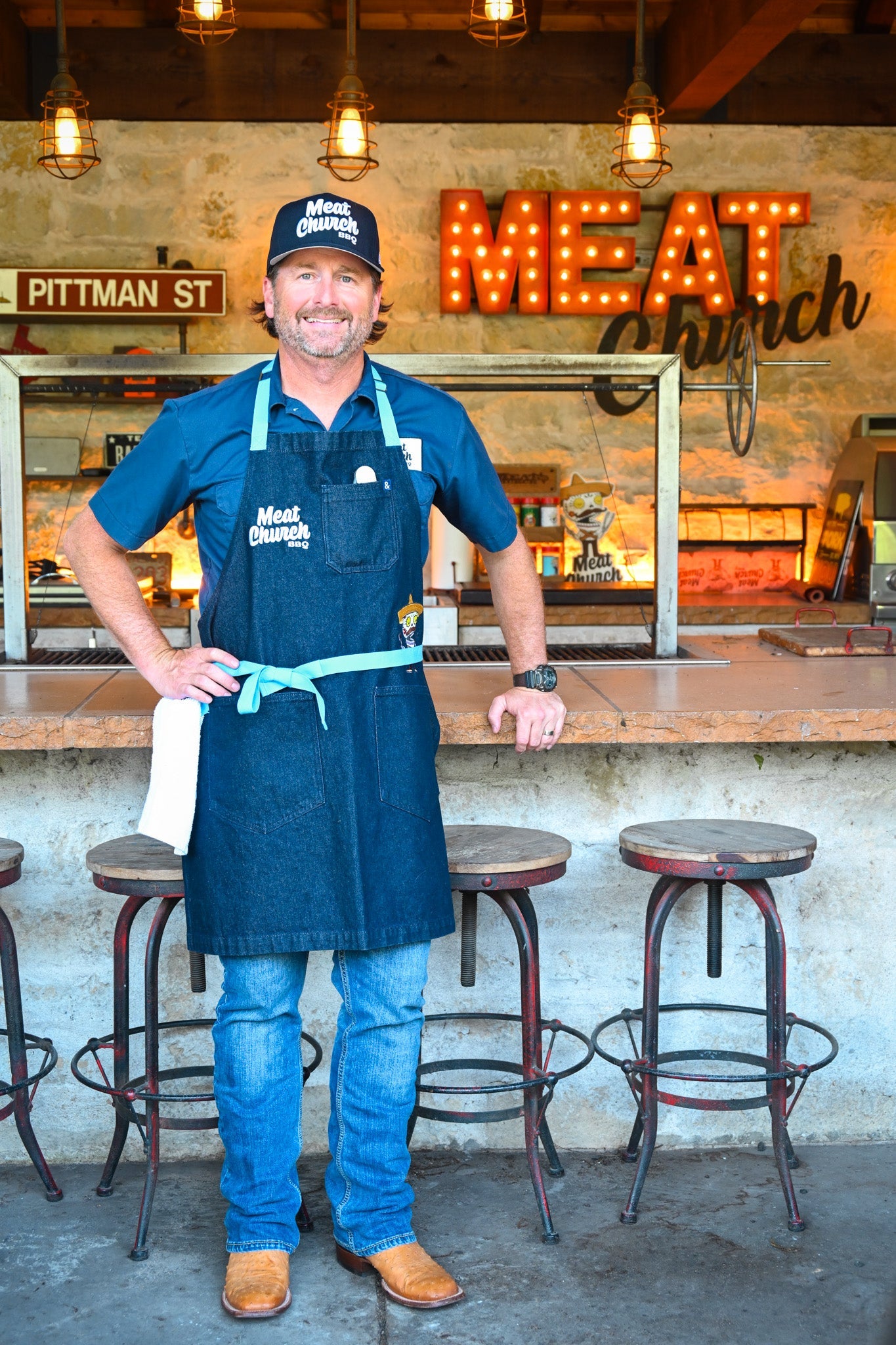 hedley-and-bennett-meat-church-apron-navy-l6 NAVY_H_B_APRON_LIFESTYLE_OUTDOOR_KITCHEN_TIED.jpg